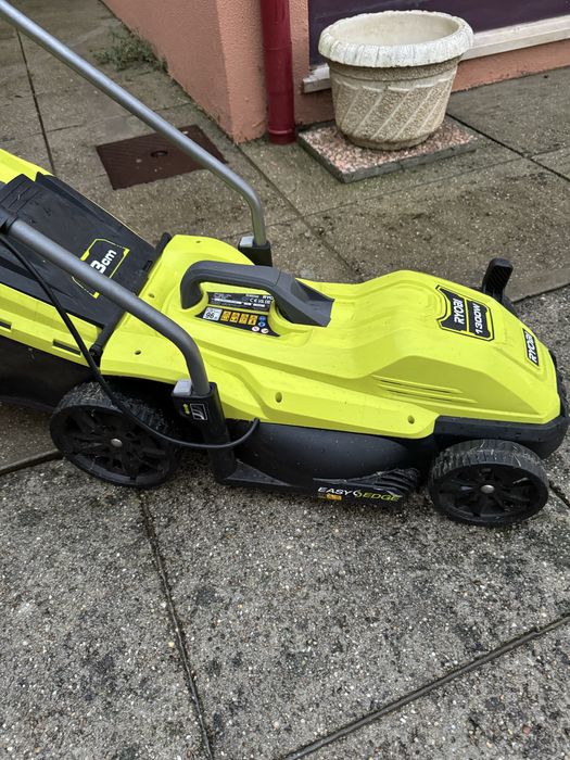 Corta-relvas elétrico RYOBY 1300W 33CM