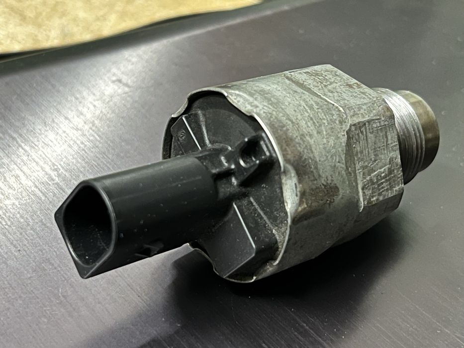 Клапан регулювання тиску палива 1.6 03l130764a під реставрацію