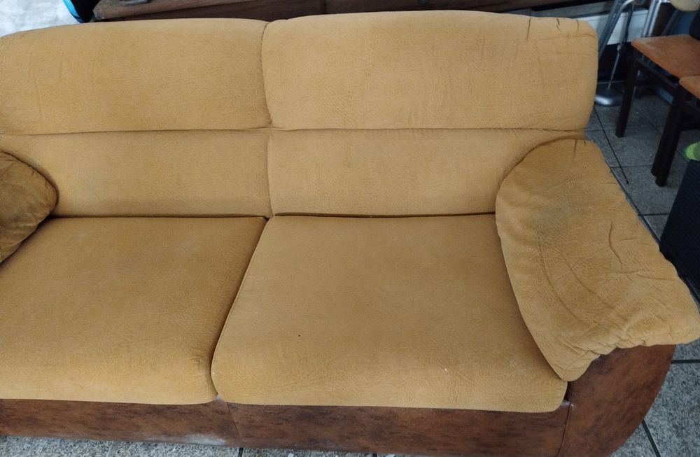 2 Sofás de três lugares