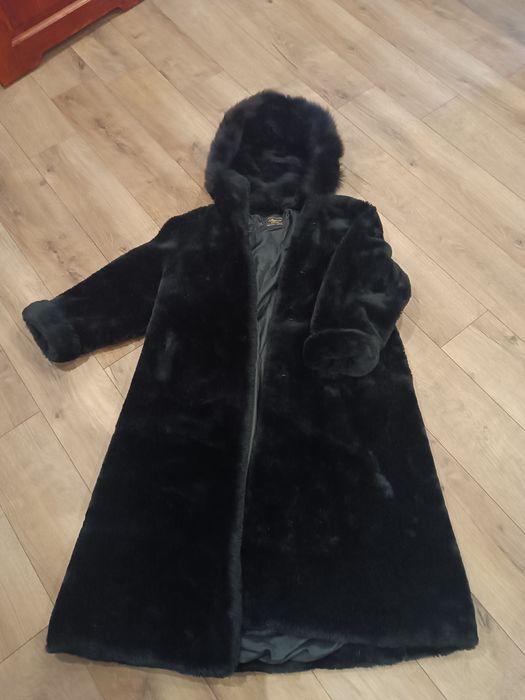 Czarne sztuczne futerko długie