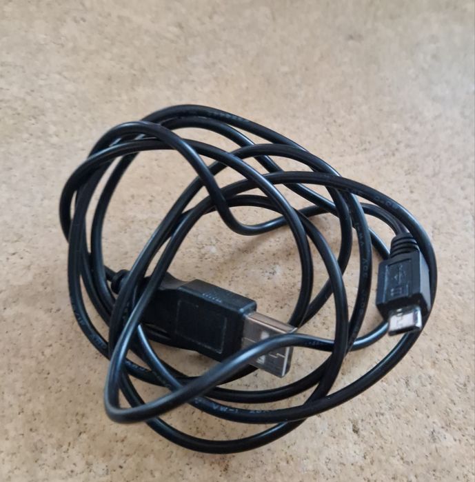 Różne kable do smartfonów, ładowarki, komórki