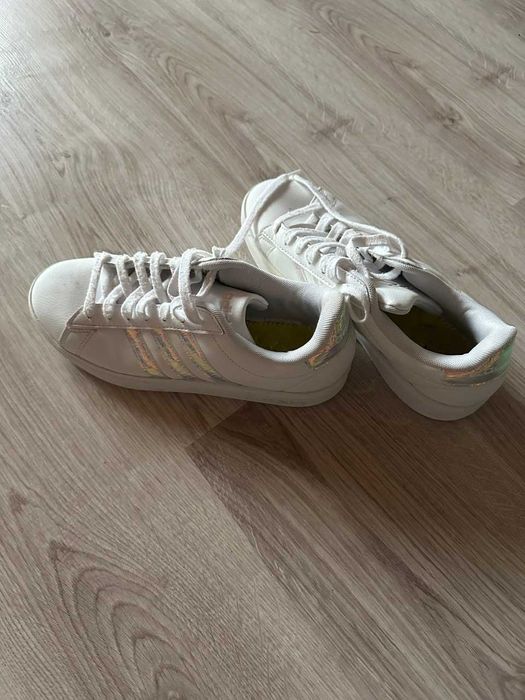Sprzedam buty adidas rozmiar 39 i 1/3. Bardzo wygodne i zadbane