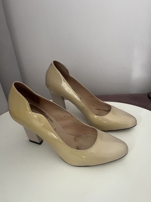 Туфлі лаковані бежеві