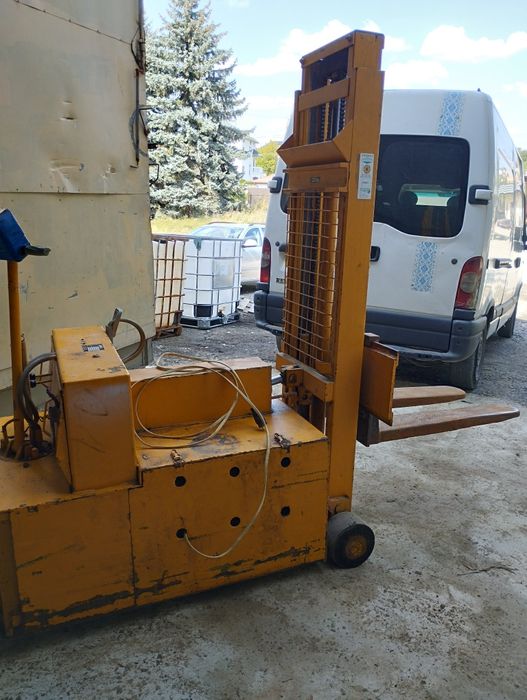 Навантажувач електричний вилковий