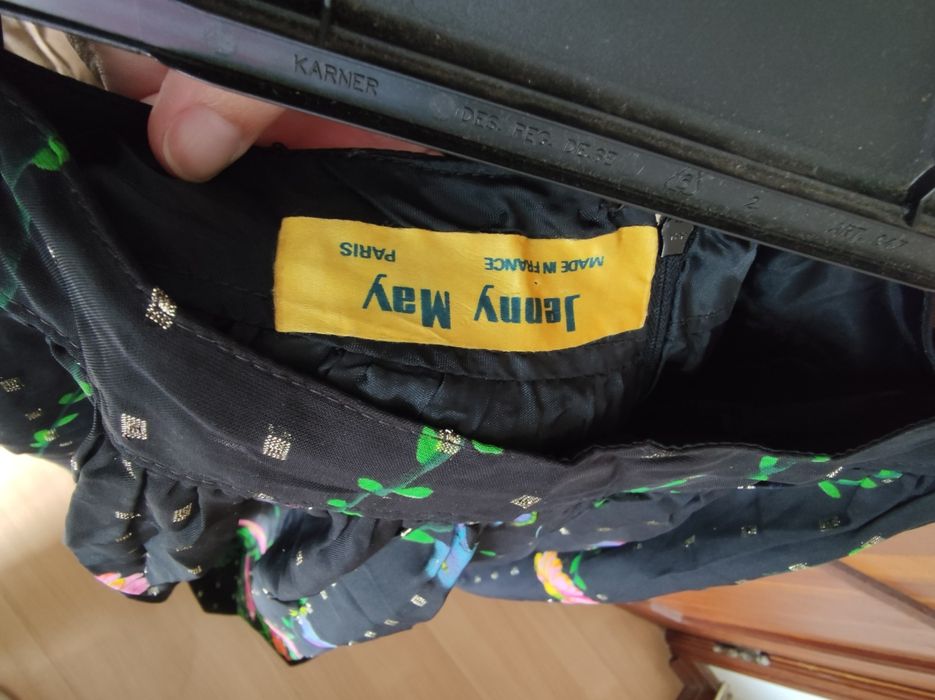 Saia preta às flores comprida