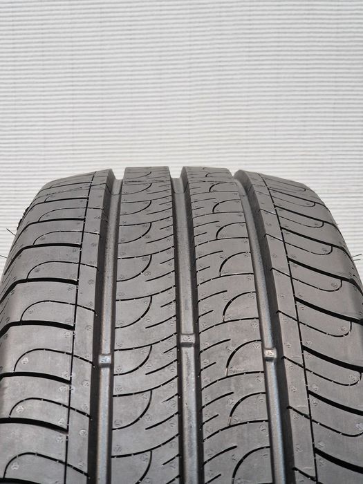 2 Pneus 215/60R17C GOODYEAR Semi Novos