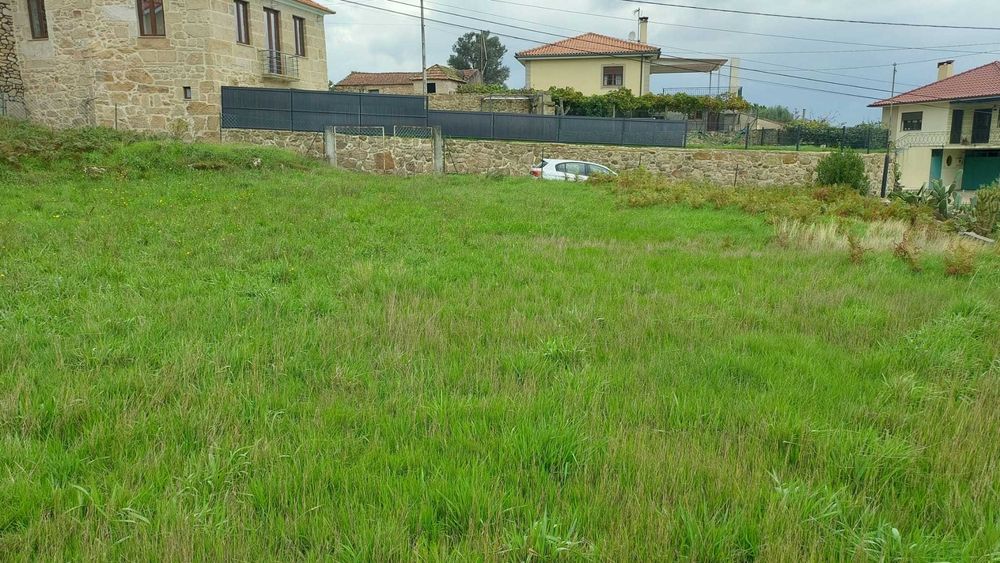 Lote de Terreno Construção de Moradia, com 648 m², em Longos Vales.