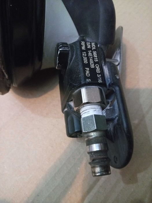 Lombardowski. Pneumatyczna szlifierka oscylacyjna Dynabrade MDL 56815