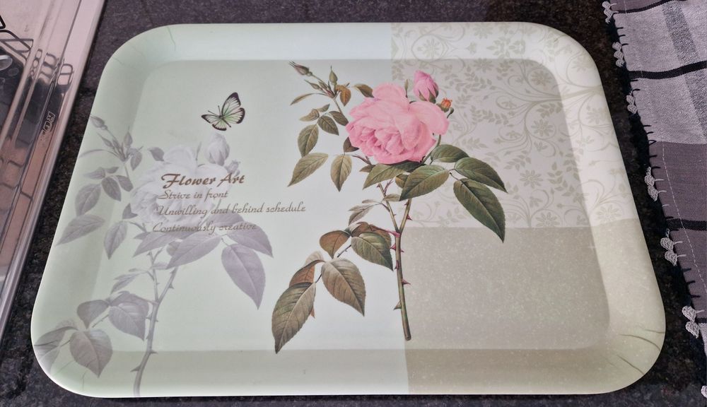 Tabuleiro de mesa com flores