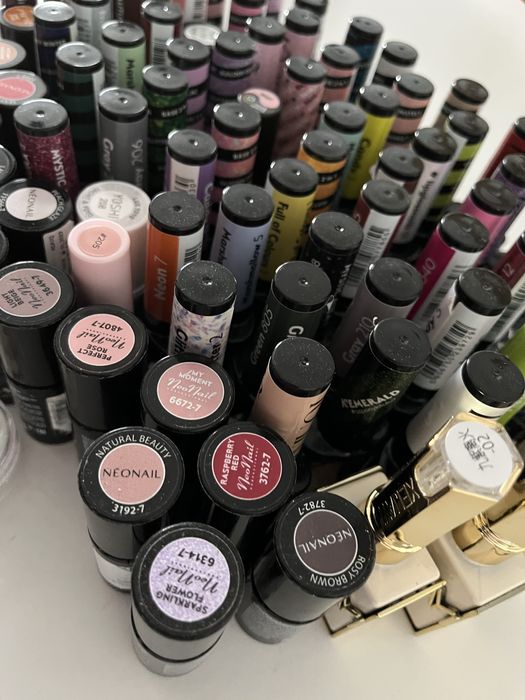 Lakiery różne marki, 79 szt.