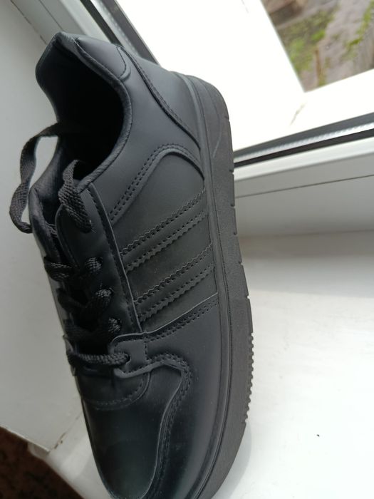 Жіночі кросівки.