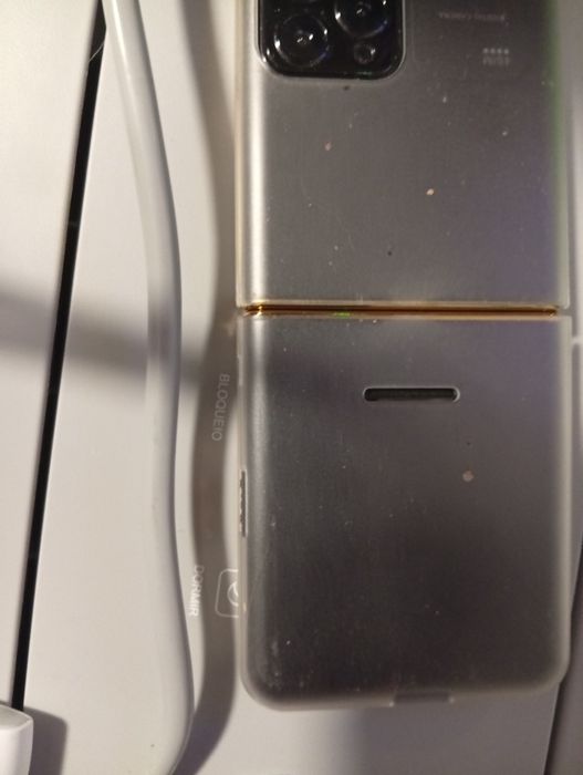 Telemóvel novo cor dourado