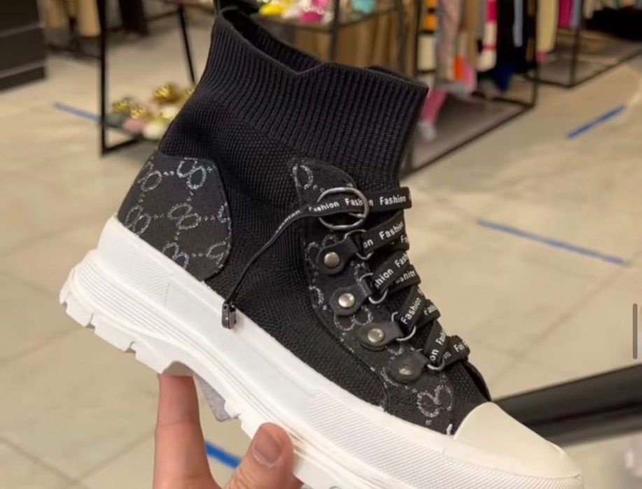 Шикарне нове взуття