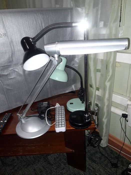 Настільний світильник б/в, для манікюру на струбцині н/ж.