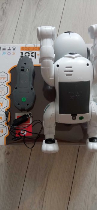 Pies robot na pilota tech bot