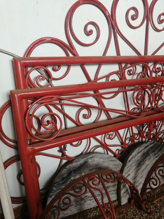 Cama de ferro antiga