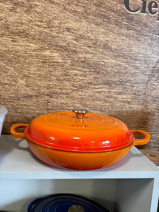 Garnek żeliwny emaliowany płaski 3L – 30 cm | do indukcji i piekarnika | pomarańczowy / morski