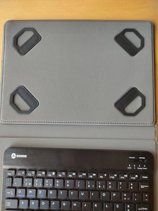 Teclado de tablet "Goodis" usado.