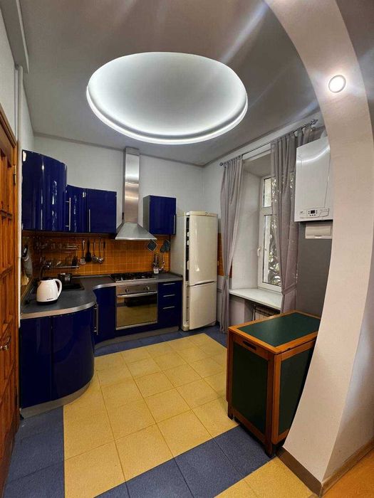 Продам 3-комнатную квартиру на ЧАЙКОВСКОГО рядом с ОПЕРНЫМ ТЕАТРОМ !!!