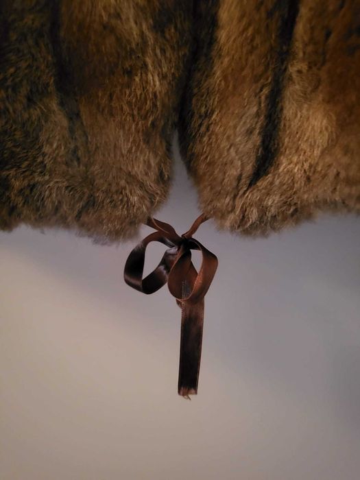 Casaco com carapuço, pêlo coelho.