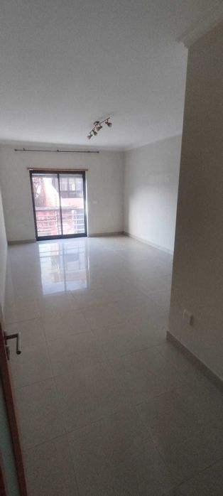 Apartamento T2 com pequena garagem/box privativa e arrecadação