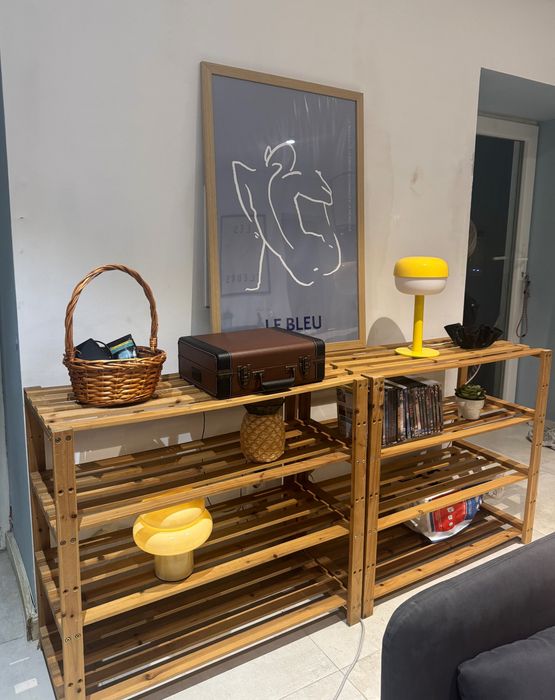 2 móveis com prateleiras de madeira IKEA