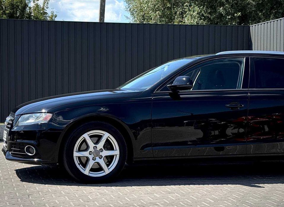 Автомобіль Audi A4 B8