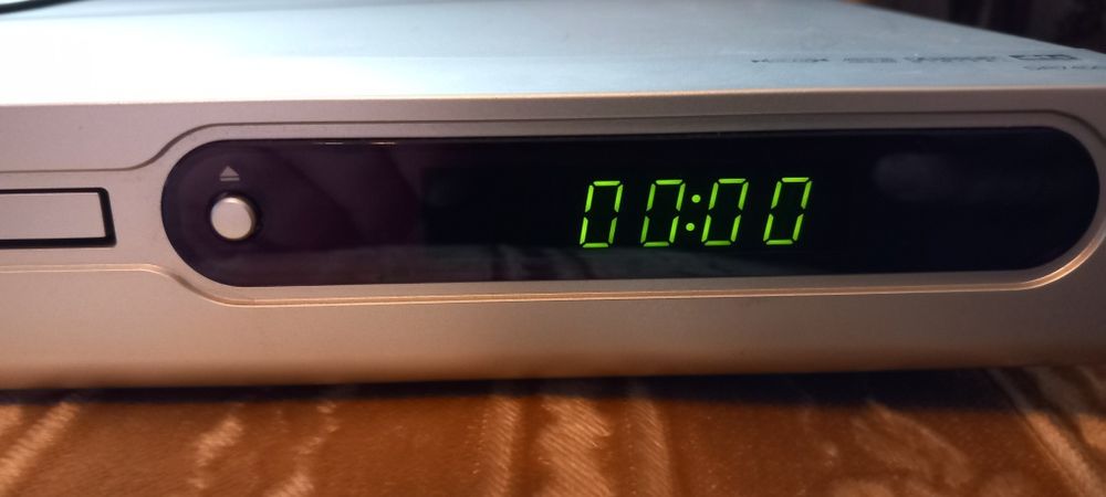 Nagrywarka z odtwarzaczem DVD firmy LG.