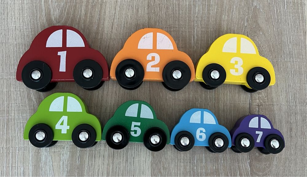 Carrinhos de madeira com números e cores