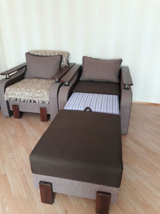диван та два розкладних крісла