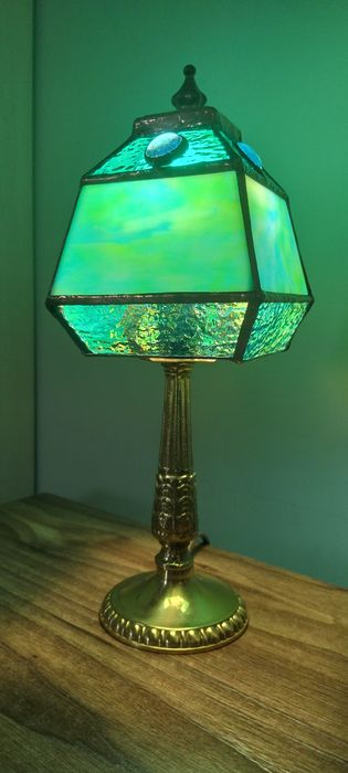 Lampa stołowa z kloszem ze szkła witrażowego