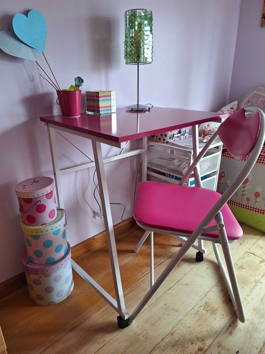 Desk + Chair64740673555843122