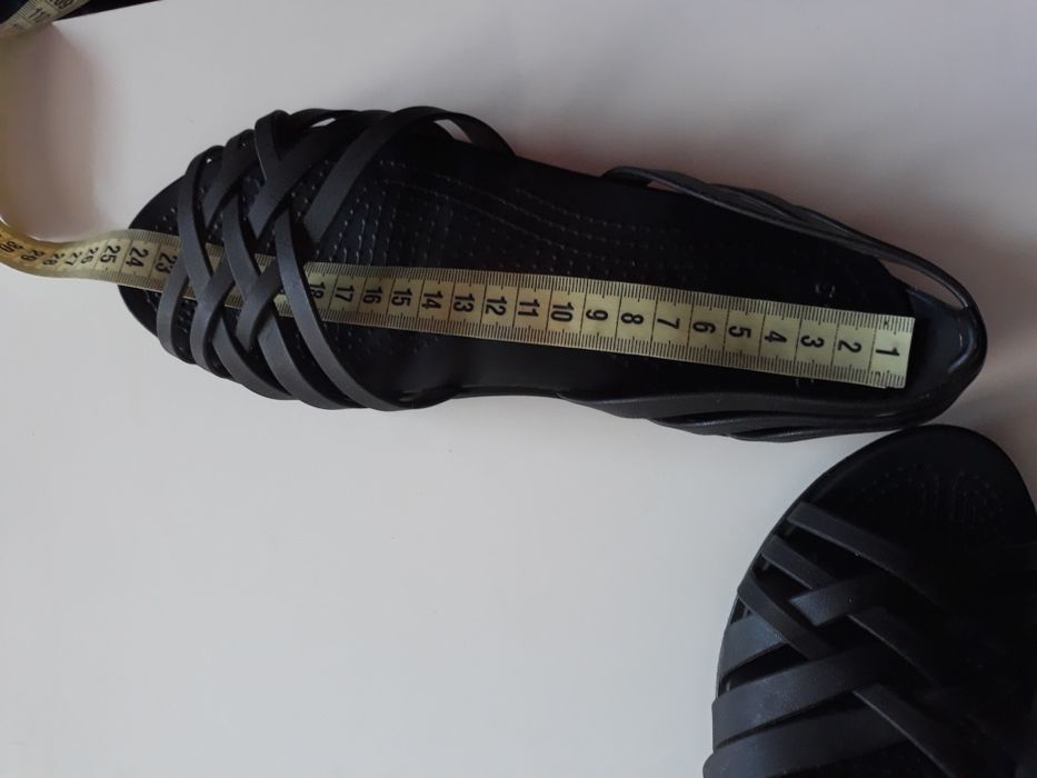 Crocs sandały Huarache Flat  W7