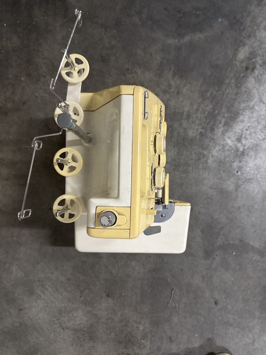 Maquina costura corte e cose 4 bobinas