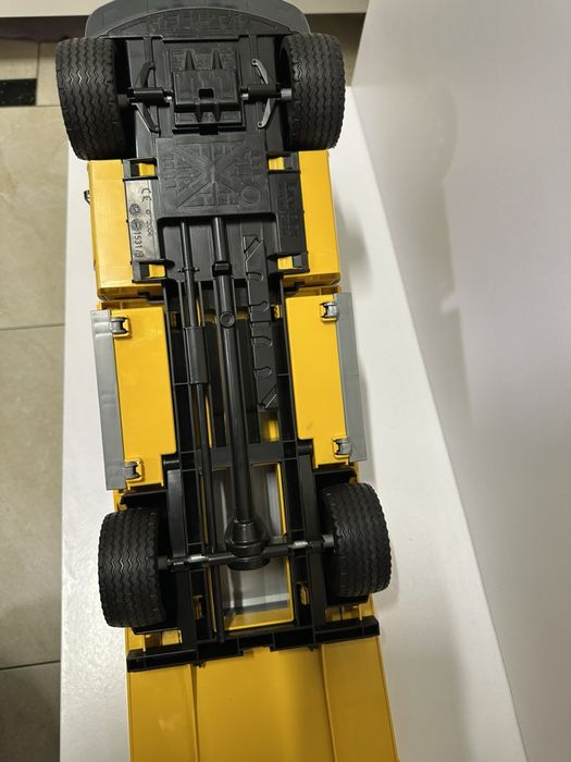 Тягач Bruder Mercedes