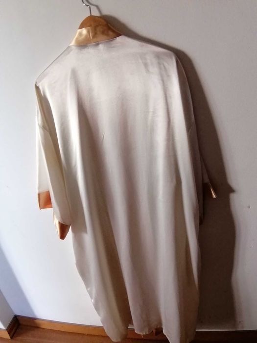 Robe de cetim bordado e com aplicação