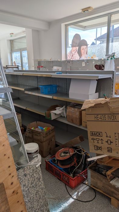 Prateleiras metálicas e acessórios