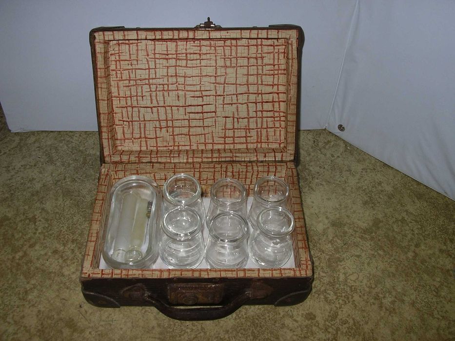 Mala Vintage, com Frascos Ventosas Antigas - Medicina