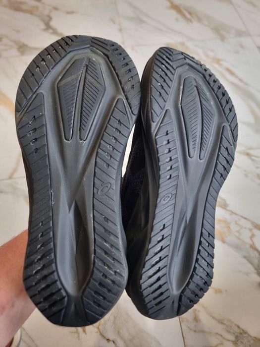 Оригінал 100% чоловічі кросівки asics novablast 5  eur 44.5