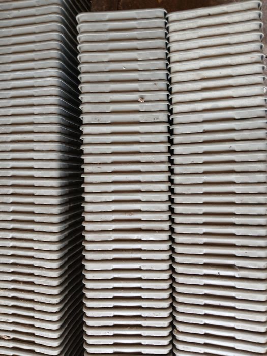 Lote: 100 vasos por apenas 3euros, cores pretas e sinzentas.