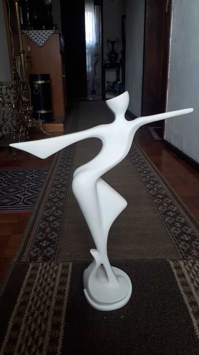 estátua mulher como nova