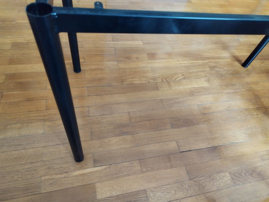 Estrutura metálica de mesa