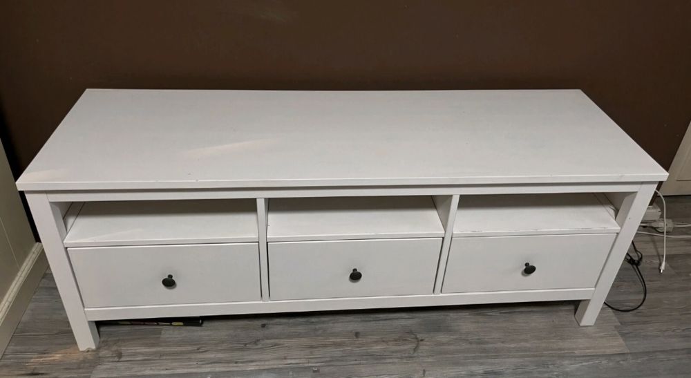 Szafka pod TV IKEA HEMNES – biała, klasyczna, pojemna