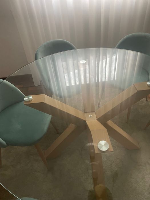 Mesa de jantar moderna com tampo de vidro temperado, praticamente nova