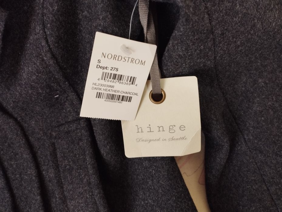 Жакет сіро-вугільного кольору.