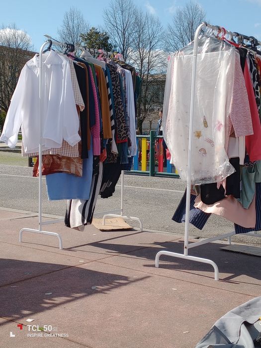 Dois expositores de roupa em estado razoável. 10€ cada um.