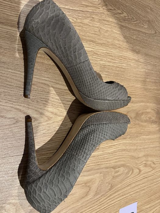 Sapatos Zara cinzentos