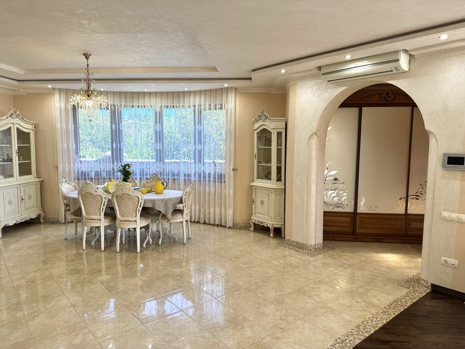 Сучасний будинок з закритим басейном