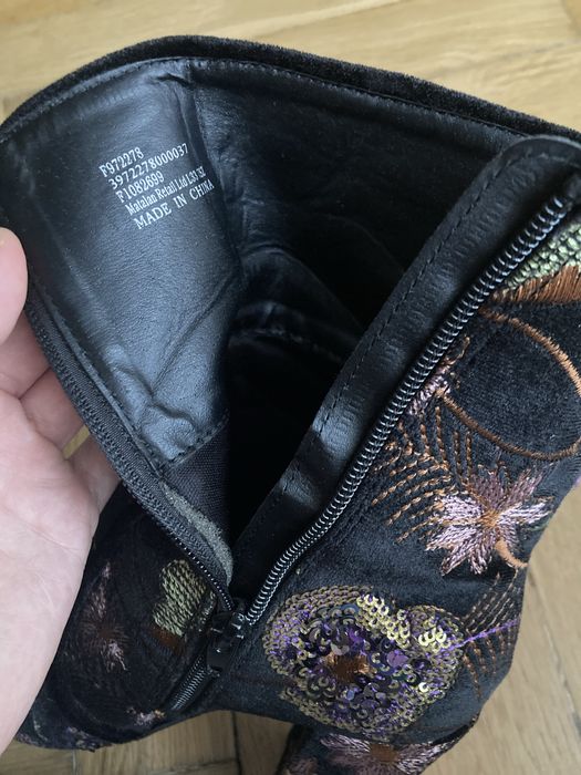 Botki haftowane, buty na obcasie
