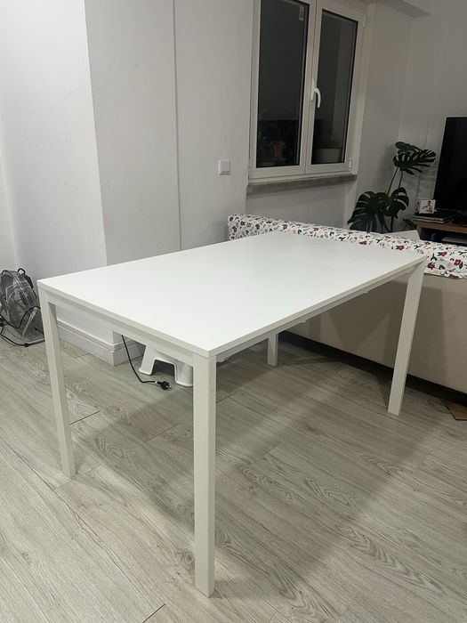 Mesa branca para 4 cadeiras